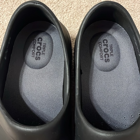 Crocs Women's Shoe Size 8 Black Triple Comfort Slip On Clogs Slip Resistant EUC - Picture 5 of 8